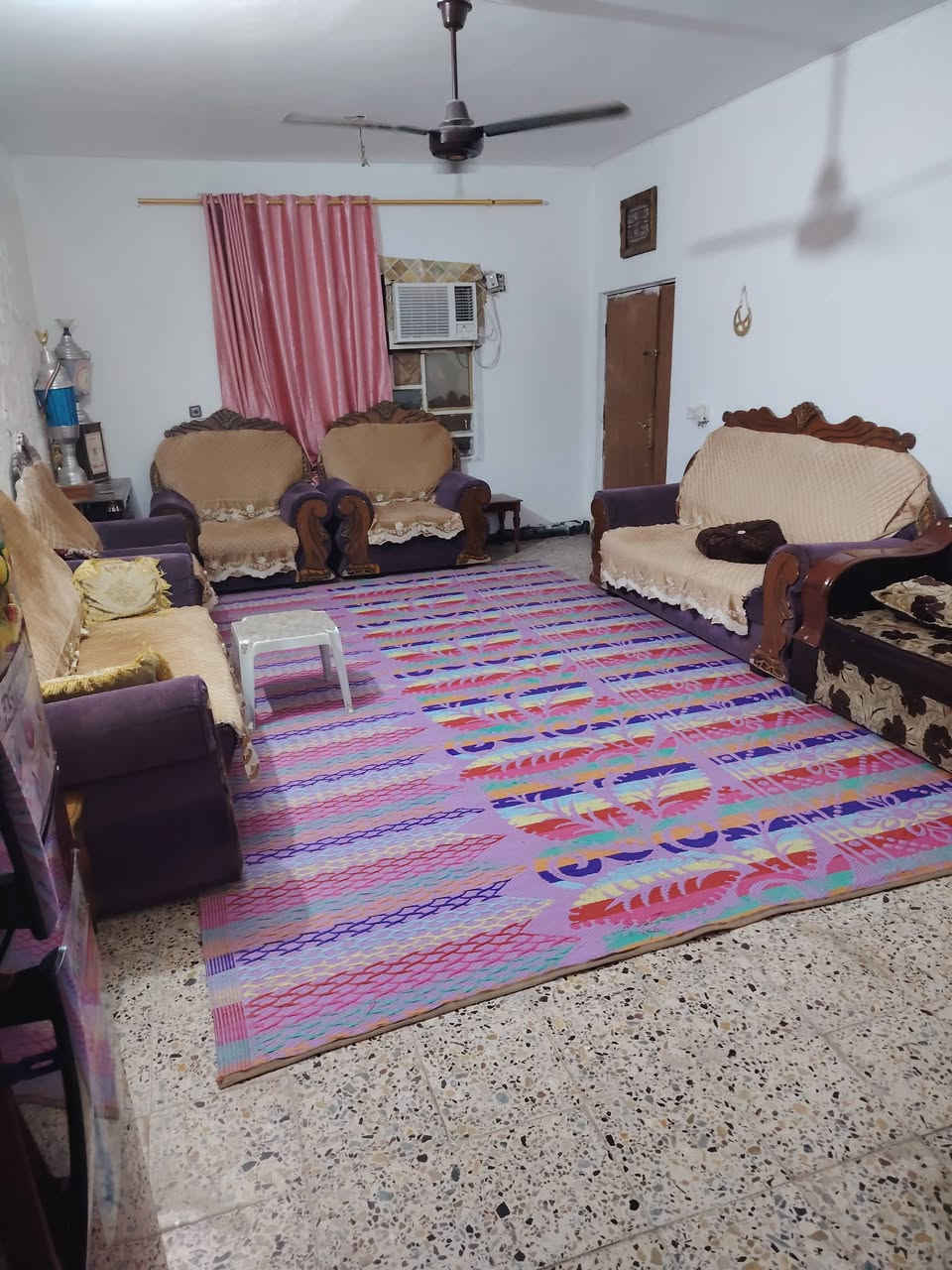 سلام عليكم بيت البيع أو مراوس حسب القناعه بيت المساحه ١٨٠ متر يحتوي على صابق ونص العنوان سبعه نيسان حي عون ***********
