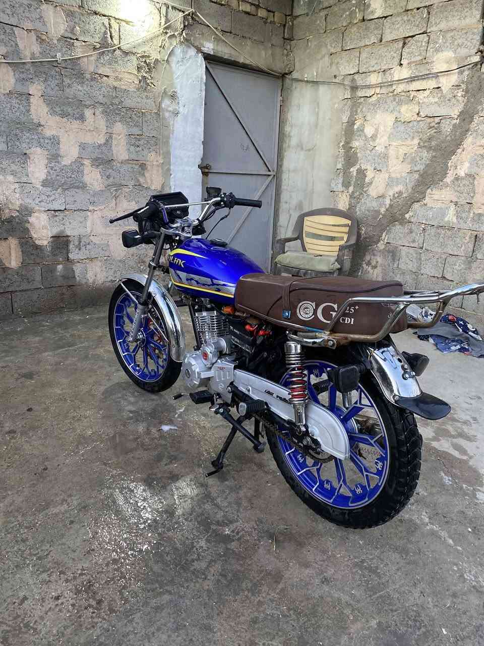 السلام عليكم دراجة للبيع موديل 2025 نضيفة مكينة ناعمة مامفتوحة جديدة دراجة نضيفة دشبول طافي ويرادلهة فچ بريك امامي الباقي كدام عينك سعر 650 وبيهة مجال مكاني بغداد ابو غريب *********** واتساب موجود
