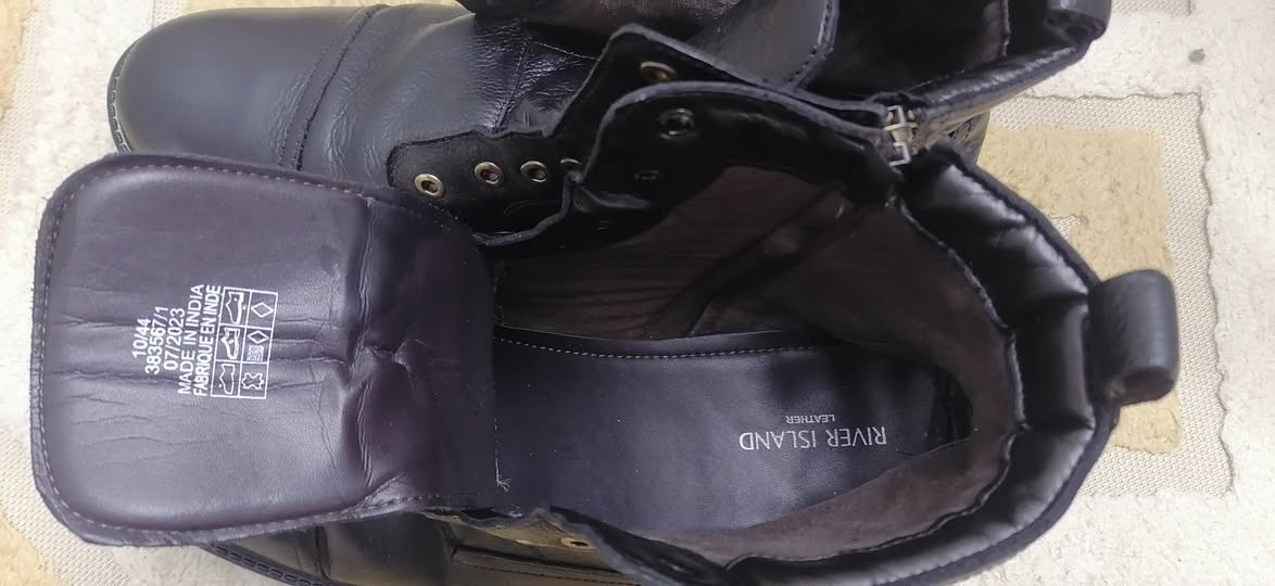 سلام عليكم بوت اسود جلد طبيعي صناعه هنديه قياس 44.
خفيف كلش
سعره 25 الف وبي مجال مكاني مدينه الصدر


**إذا كنت صاحب هذا الإعلان وتريد حذفه لأي سبب، رجاءا أرسل رسالة إلى الدعم الفني**