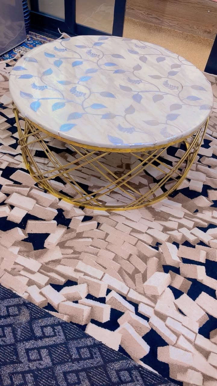 طبله مرمر لون رصاصي بس اني مغلفتها حفاضاً عليها ب٧٥ نظييييفه المكان/ الشعب ***********
