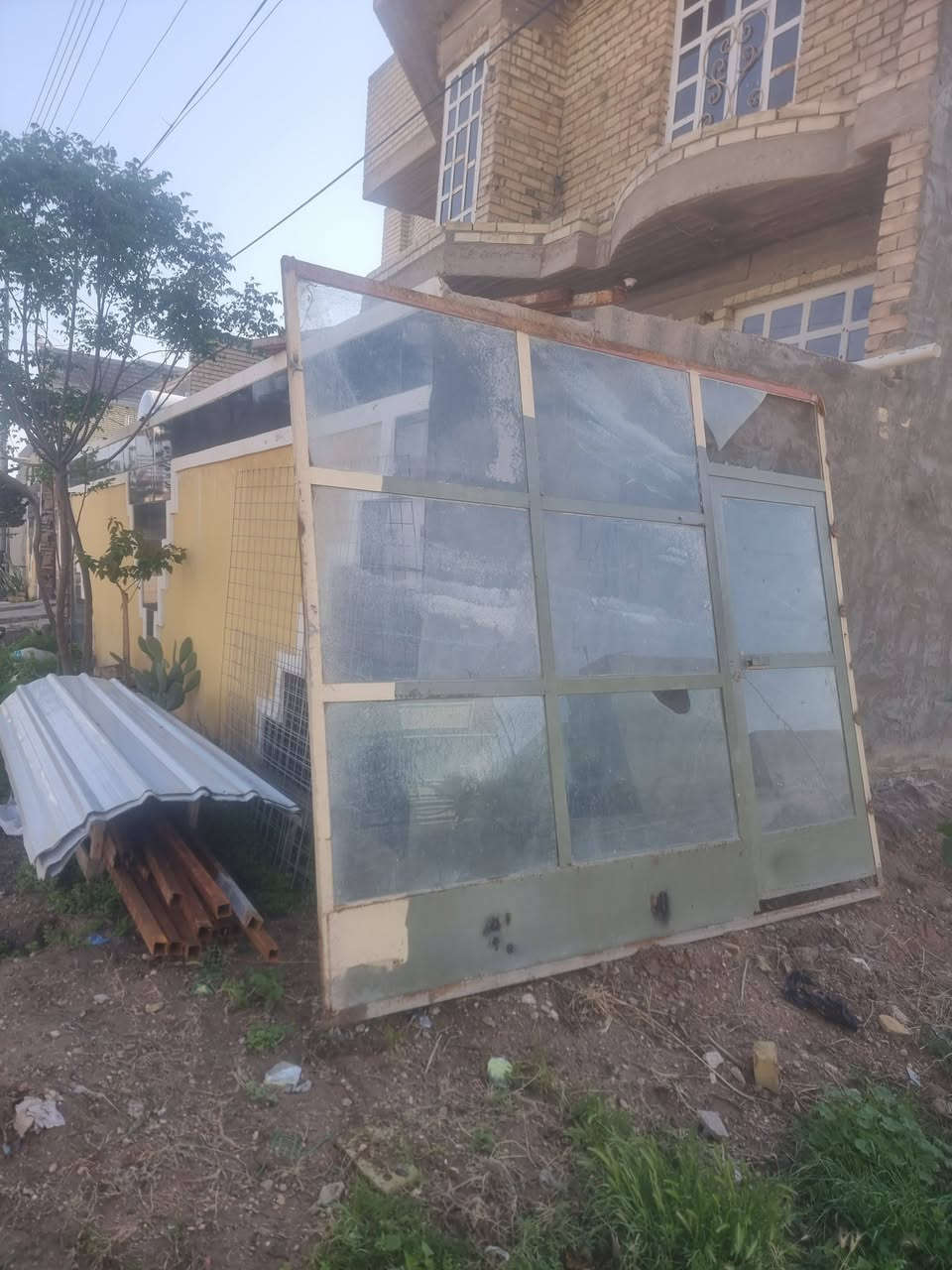 السلام عليكم:  يوجد جام خانه وجينكو جديد عدد 5 طول لوحده 3متر و12قطعه بوري مربع ثقيل طول 3مترر
في الصقلاويه شهداء الثانيه 
***********
