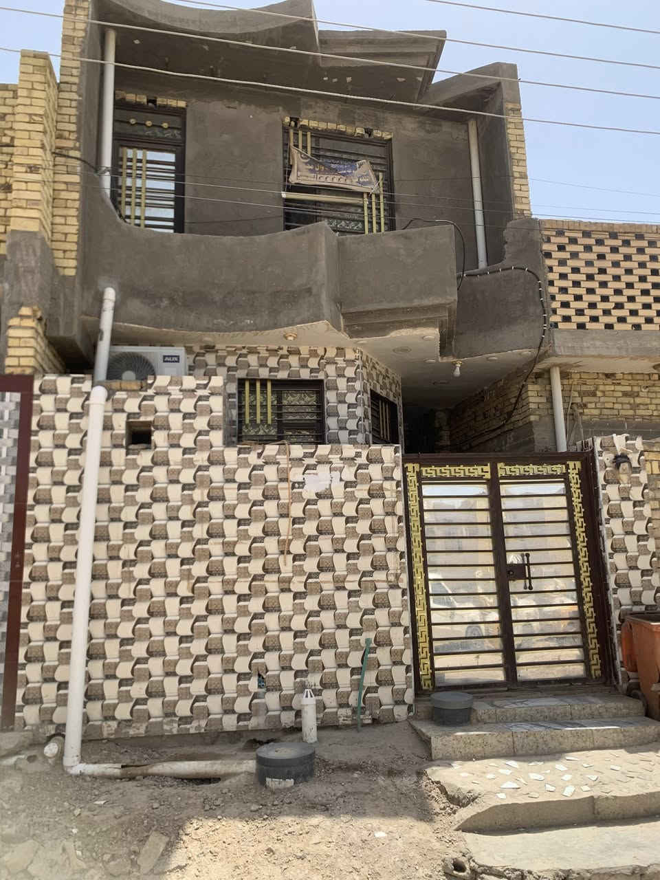 السلام عليكم بيت للبيع 100 متر طولاني مقابيل كليه البيطره البيت  مطلوب السكان 37 تريد السكان عليك تريد علينه  الاستفسار ***********
