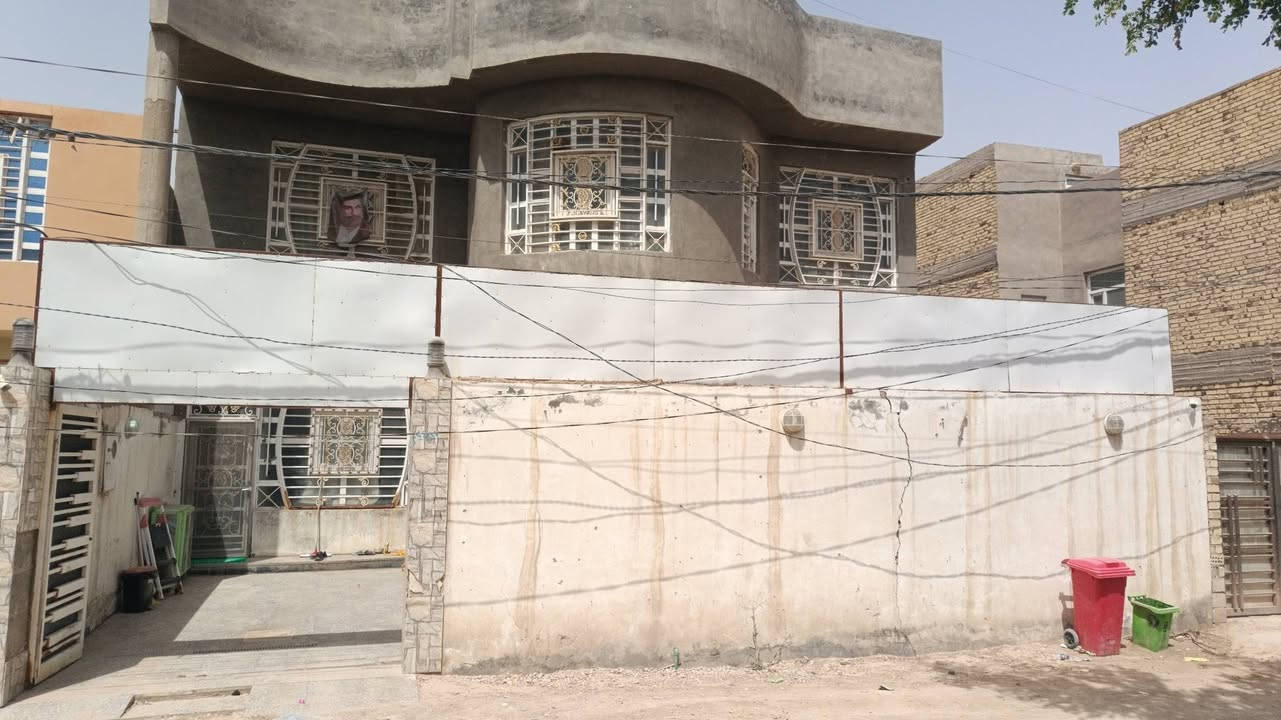 السلام عليكم 
بيت للبيع مع ((بعض)) الاثاث المستعمل المساحة 247
(طابو زراعيي) وليس عقد
بناء درجة اولى 
الواجهة 12 متر
 نزال 20 متر
البيت يحتوي على 3 غرف نوم كبيرة 
5 حمامات سويت 
كراج + حديقة
استقبال واسعة جدا 
للإستفسار اكثر التواصل على الواتساب ***********
