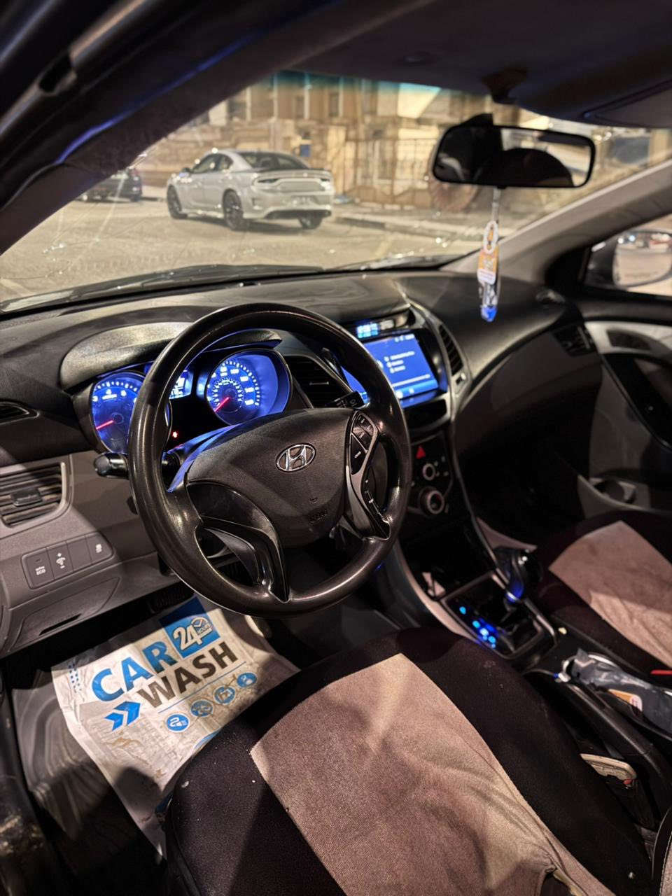 سلام عليكم النترا 2016 للبيع 
السعر (82)
رقم سليمانيه وكاله عامه اباسمي 
محرك 1800 دوش المواصفات شاشه كأمره خلفيه نظام الإيكو الاقتصاد مانع انزلاق باقي المواصفات بالصوره واضحه سياره امريكي حادثه بنيد وجامغ ابيع صبغ عام على اثر طخات 
مكان السياره كربلاء رقم ***********
