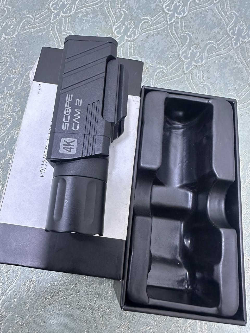 كامره السلاح 4k اعلى سعر ابيع
مواصفات

كاميرا حركة متخصصة للصيد والايرسوفت (Airsoft)، توفر دقة 4K فائقة الوضوح مع مستشعر Sony CMOS 8MP، عدسات بتركيز بؤري (25mm/35mm/40mm)، تثبيت مباشر على سكك Picatinny، بطارية 1400mAh تدوم طويلاً، ومقاومة للماء IP64، مما يجعلها مثالية لتسجيل لقطات القنص بدقة. 
أبرز المواصفات الفنية:
دقة الفيديو: 4K@30fps, 2.7K@60fps, 1080P@120fps/60fps.
المستشعر والعدسة: مستشعر Sony 1/2.5" CMOS 8MP، خيارات عدسات: 25mm, 35mm, 40mm لتكبير مختلف.
التكبير: تكبير رقمي حتى 4x (4x Digital Zoom) مع تقنية التصويب المتقاطع (Crosshairs).
البطارية: 1400mAh مدمجة، تدوم حتى 240 دقيقة (عند 1080P@60fps).
الهيكل والتركيب: مصنوعة من سبائك الألومنيوم والمواد القوية (PA)، تركيب مباشر Picatinny.
المقاومة: مقاومة للماء والغبار بتصنيف IP64.
التخزين والاتصال: تدعم بطاقات MicroSD حتى 256GB، واي فاي 2.4G، ومنفذ USB-C.
الوزن: حوالي 145 جرام (تختلف حسب العدسة).
مميزات إضافية: اهتزاز عند التشغيل (Vibration motor)، وتطبيق للهواتف (IOS/Android).


**إذا كنت صاحب هذا الإعلان وتريد حذفه لأي سبب، رجاءا أرسل رسالة إلى الدعم الفني**