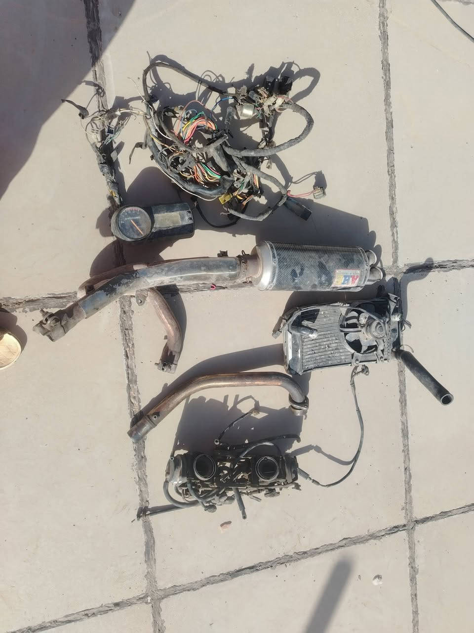 مساء الخير شباب
دراجة سازوكي موديل 2018
محركها مبدل بمحرك هايسونك HYOSUNG 650CC
محتاجة ترميم محركها كامل.
ملحقاتها من كاربريتر وراديتر وبايب صالنصة وصالنصة اكو نوعيتين وحدة كاربون فايبر والثنية عادية وستيرنك فافون جديد ومشدود عليها القديم الشاصي فافون رياضي مابيها حادث البريكات كامله.
للتواصل على الواتساب ***********
550 الف اكو بيها مجال للوجوة الطيبة.
