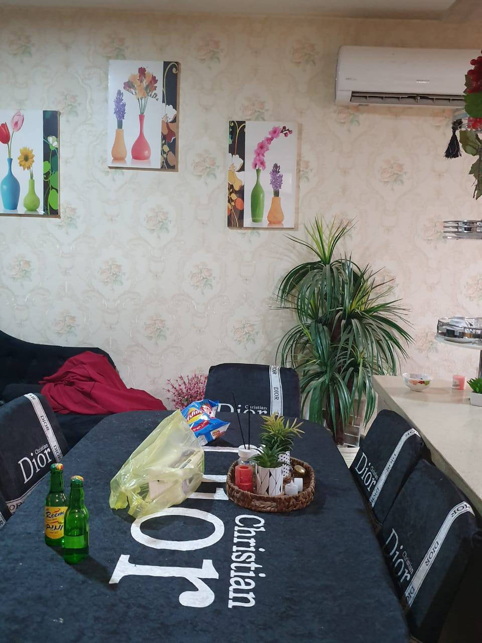 شقة للبيع الشقة تباع مع الاثاث أو بدون اثاث
١٣٠ متر
العمارات الهولندية شارع حيفا
عمارة ٧١
طابق١٤
سند منفصل
غرفتين وصالة كبيرة ومخزن ٤بالكونات
ثلاث مصاعد ٢٤ساعة 
كهرباء ٢٤ساعة 
دخول العمارة بصمة إلكترونية
المصاعد بصمة الكترونية الاستفسار الاتصال على الرقم ***********
