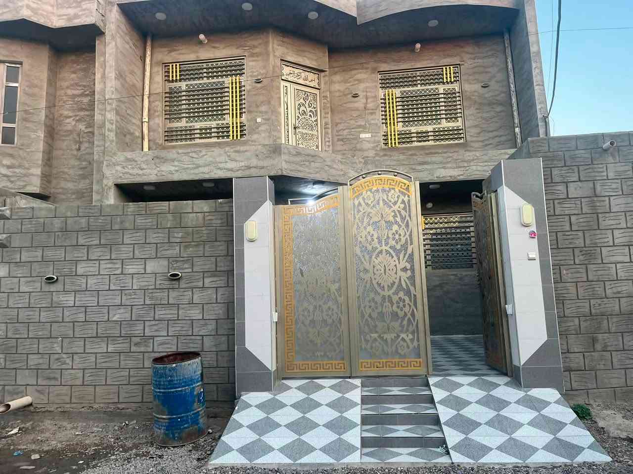 للبيع دار طابقين سند زراعي جديد 

المساحة ٢٠٠ متر

السعر ١٢٥ مليون وبي مجال 

الموقع - على شارعين من جهه - ١- حي الامير الزراعي - خلف الصيدليه الاولى ومن - ٢- خلف شارع الفرات

يحتوي على 

١- طابقين ٤ غرف نوم 

٢- صاله مفتوحه 
٣- استقبال 
٤- مطبخ 
٥- صحيات داخلية وخارجية 
٦- كراج  
٧- سيراميك جداري وارضي 
٨- سنة البناء ٢٠٢٥ 
مع ملاحظه -( نقص فقط ارضية الطابق الثاني)  

للاستفسار اتصل على *********** - ***********
