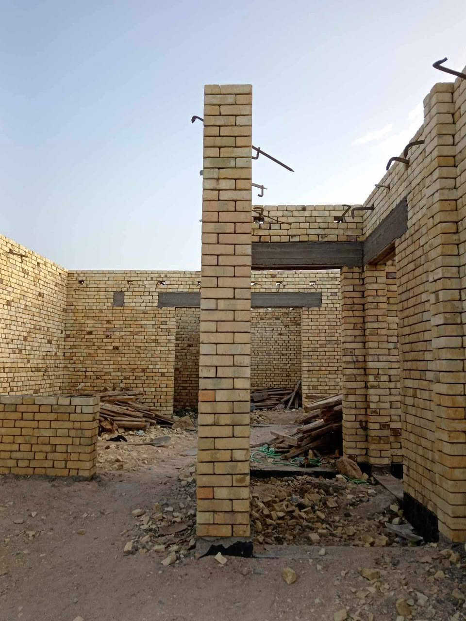 البناء البيوت السكنيه والمشاريع 
عمل درجه اوله في جميع مناطق البصره 
 كادر متميز وخلفات بناء جيده
تواصل ***********
