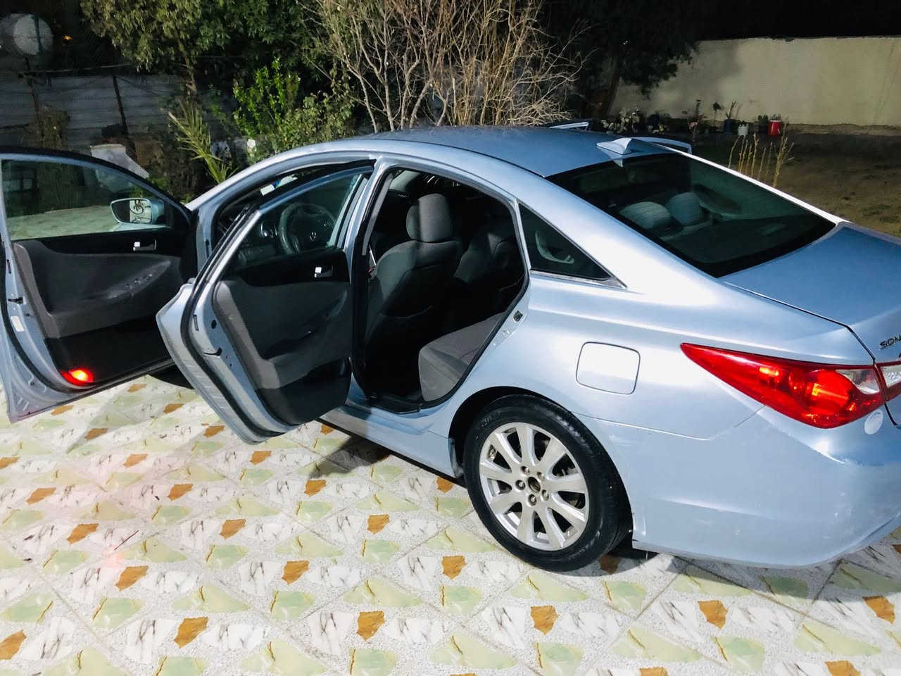 السلام عليكم  سوناته موديل 2012 رقم ابغداد إنكليزي  وارد امريكي حادثها بس بنيد سياره ماشيه 77 سياره ما متعوبه وسياره حلوه حداديتها نضيفه بيها شخوط كلش بصيطات مكاني كربلاء السعر 103بيها مجال ***********
