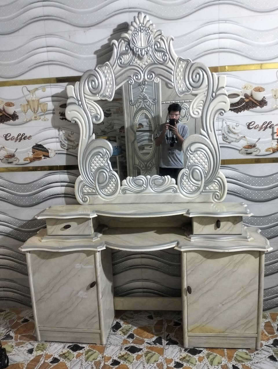 كما موضح بالصور والفيديو غرفة اخشاب نضيفة المكان سبع قصور شارع ابو احمد للاستفسار متواجد ع خاص والواتساب ***********

