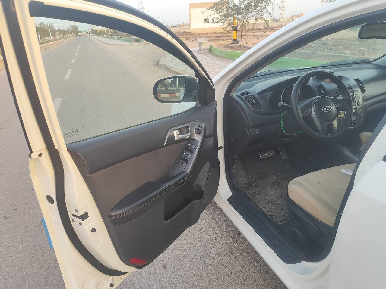 السلام عليكم
سـيـراتو مـوديل2012  
محرك 1.6 cc
كير اوتو و عادي 6 نمر ،  ABS
شفتات استيرن
تحكمات استيرن جهتين
ويل  حجم15تخم تاير بلجيس

تبريد بيانو
مري شفط
اشاير بالمري 
يدات استيل
حساسات خلفيه        
 نضام تشغيل عن بعد
تبريد ثلج
دواخل بلجيس زلق مابيهن 
سنوية جديدة رقم اربيل تحويل او وكاله
بيها قطع صبغ فقط بدون ضربه كفاله من ضربه وسياره جاهزه لل اخير 
السعر 95 وبيها مجال مكان السياره البصره قضاء الفاو. ***********
