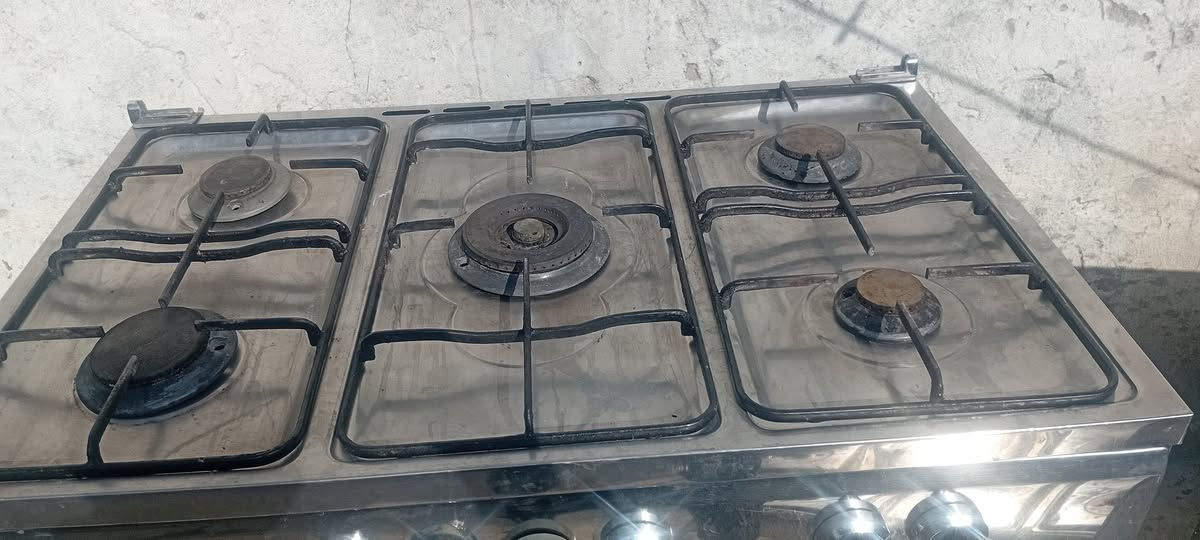 سلام عليكم طباخ شغال فرن وعيون نضيف البيع السعر ١٣٥ وبي مجال مكاني ابو غريب عرب جلوب رقم ***********اثير /***********
