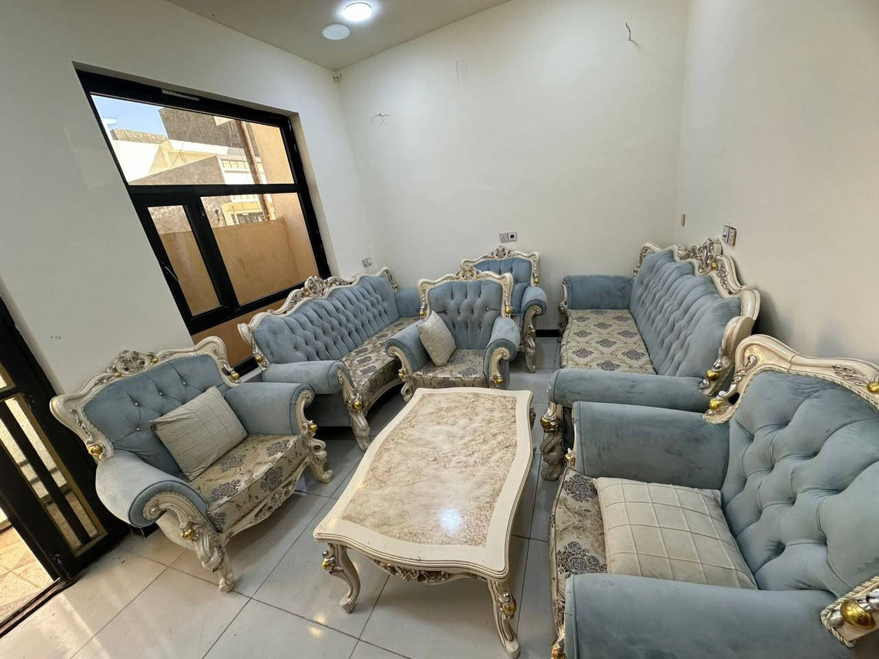 تخم ملكي مستخدم  10 مقاعد للبيع مع طبله
***********
