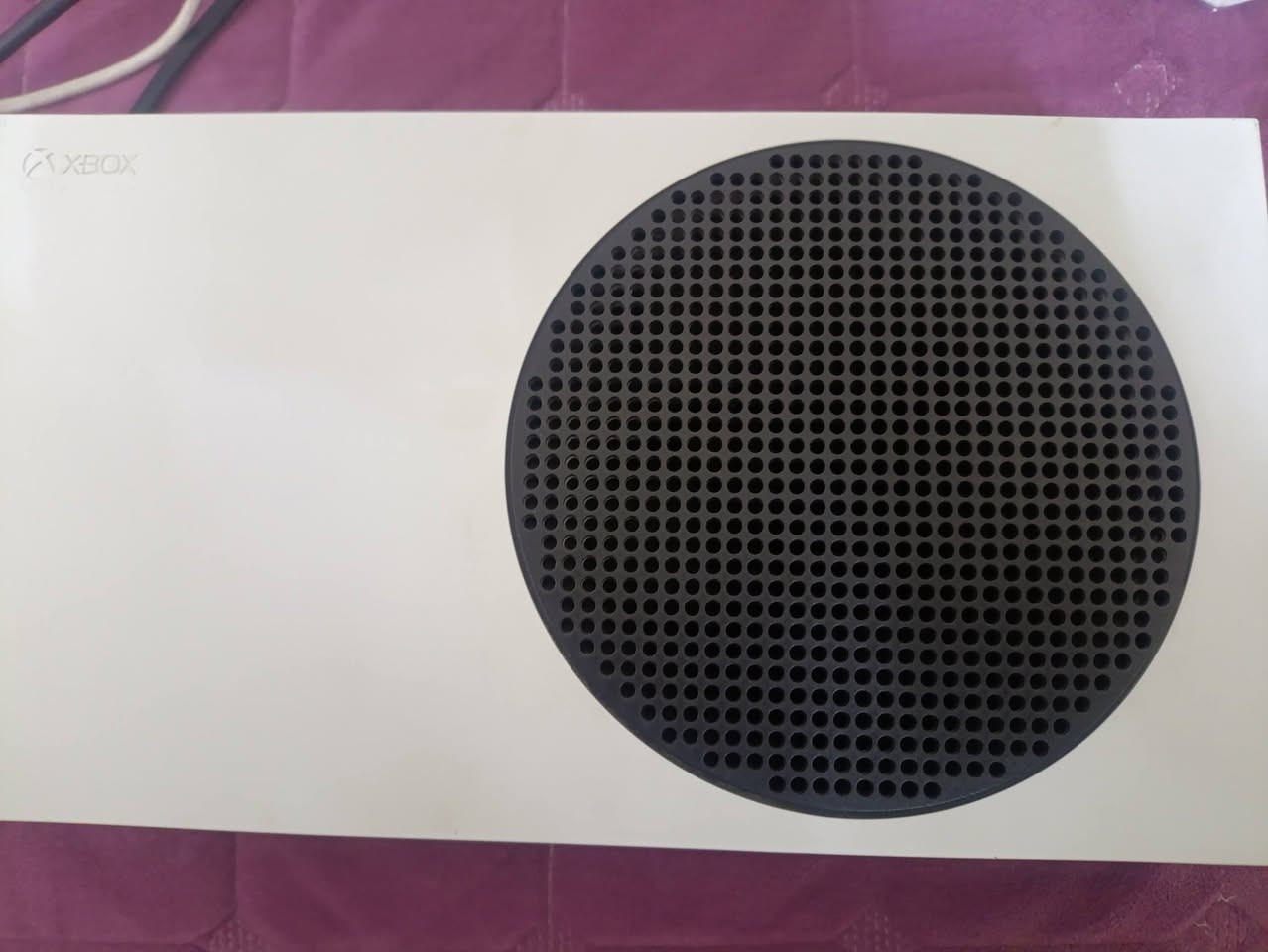 سلام عليكم
اكس بوكس سيرس اس اخو الجديد 
النضافه 95٪
كارتونته الاصليه 
2يدات وحده اصليه مال الجهاز  ولثانيه كيم سير 
مع يوبي اس 850
السعر 350
***********
