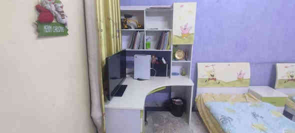 تتكون من سريرين كبيرين منفصلة+كنتور كبير 4ابواب ومكتب وميزوسريرين منفصله تكفي لكافة الاعمار مكان البيت السيديه *********** بغداد
