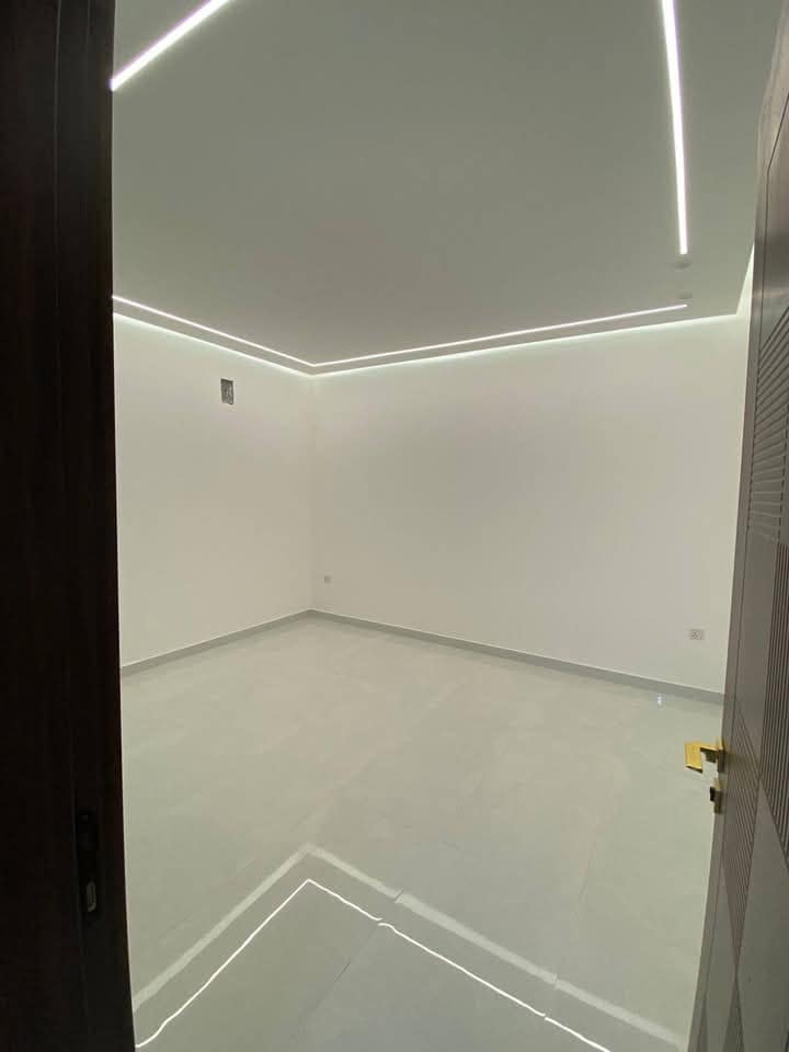 دار للبيع
المساحه ٨٠متر
الابعاد ٤في ٢٠ متر
الموقع البنوك التربيه موقع مميز
يحتوي على
٤غرف نوم
خدمات ٣
استقبال ومطبخ وصاله
واجه مرمر ارضيات مرمر
بناءحديث درجه اولى بناء ٢٠٢٥ غير مسكون
للإستفسار الاتصال *********** ***********
شركه كل العرب للوساطه العقاريه
شركه للاستثمار العقارات والمقاولات
البنوك شارع الكنيسه مجاور روضه البنوك
توجد عروض أخرى
