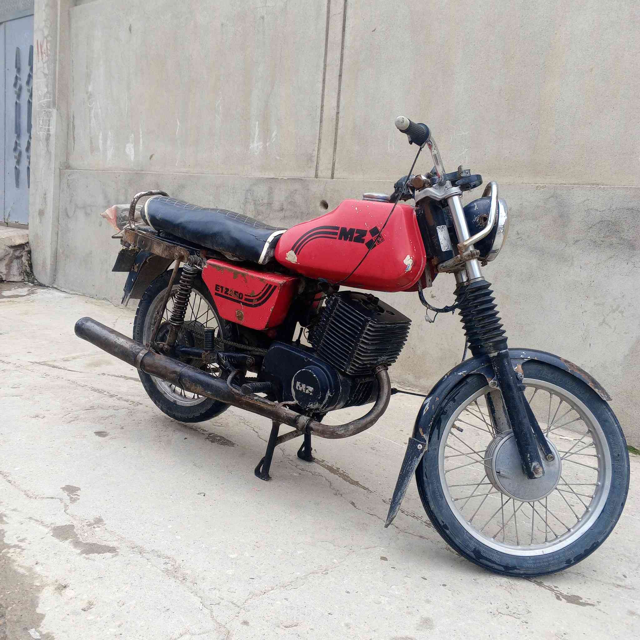 سلام عليكم ماطور 82 MZ بدون ماطور كلشي ما يعوزو كهربائيات كله شغاله سعرو600 بي مجال  مكاني موصل اتصل علا ***********
