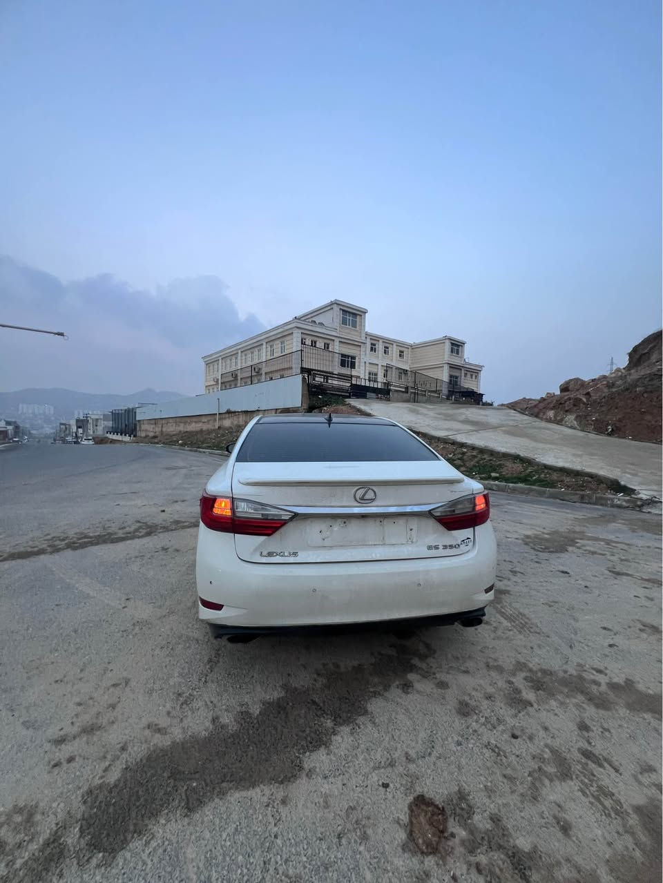 لكزس موديل ٢٠١٧ محرك ٣،٥ يعني ٦ بستن
سياره مواصفات وحجم Es 350 
يعني اعلى فيئه بالكزس 
فول فول مواصفات 
رقم شاصي موجوده مع صوره
سياره عام صبغ يعني نزل شي على قماره
شواصي كبس وضع شريكه 
جاملوغ يم سكن بيها ضربه فقط بطانه
ملاحظه گص وگلب بشرط
سياره رقم دهوك ورقم انكليزي كل شي جديد
رقم وسنويه وهزه جديده 
سياره 
كير ومحرك وتبريدها بشرط 
سياره ماشيه ١٣٠ الف مايل فقط
سياره كير ومحرك ما مفتوح و بشرط
سياره مكانها دهوك داخل دهوك 
باسمي تحويلها اقل من ساعه 
سعرها ١٣٩ ورقه ونزل ٢ غرامه
*********** بيها واتس اب دهوك, العراق
