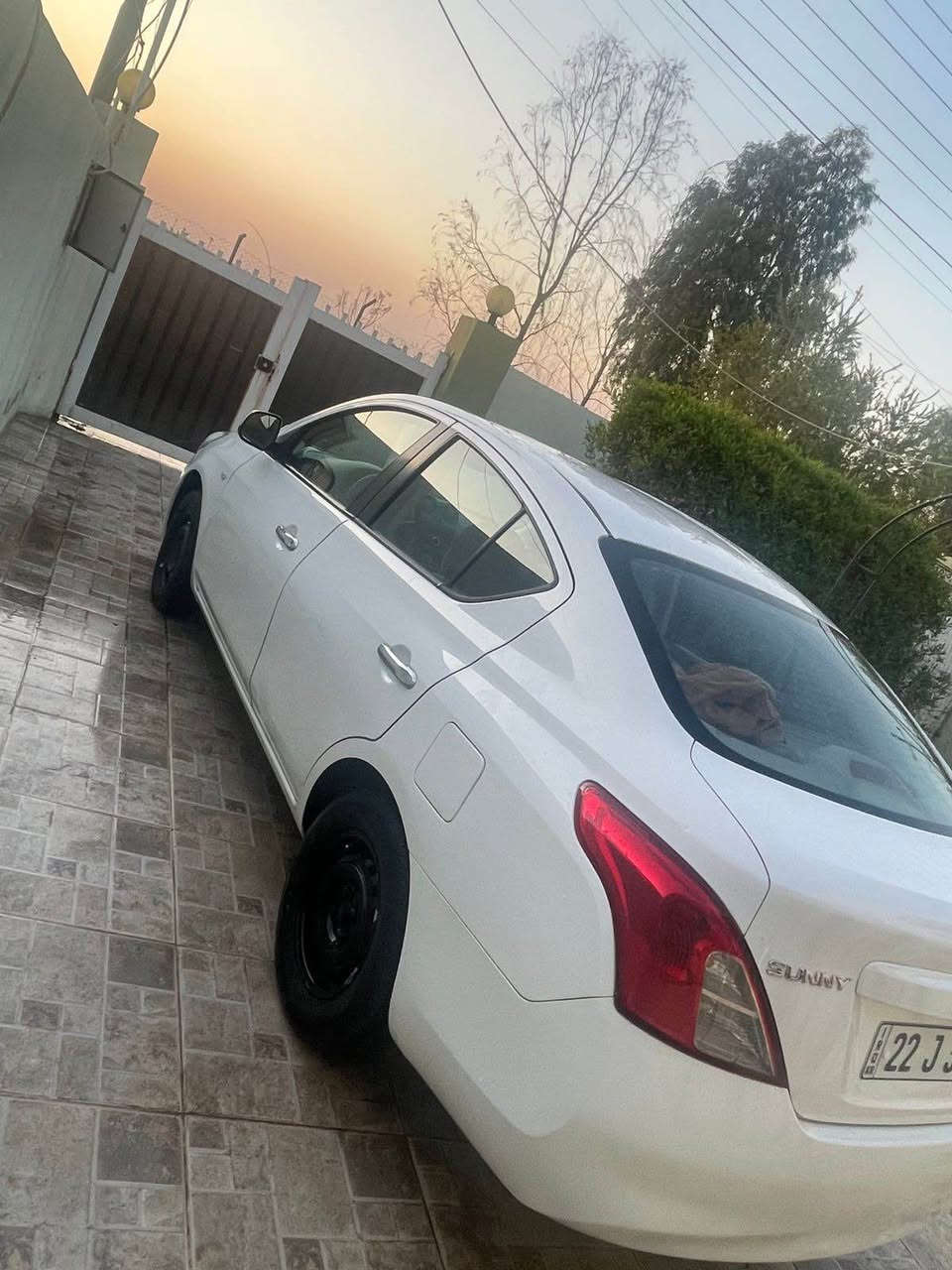 نیسان سەنی لاکشمیبای ٢٠١٤ 
گێڕ تۆماتیک، ٢ جام کارەبایی، یەدە نیکل، گەعیە جلد،تاخم کوشین نوێ، پێشی کامل گۆڕاوە کراوە بە شکل نوێ، ٤ تایەی نوێی تازە بۆ بەستراوە،ڕونی گێڕ و مەکینەی تازە گۆڕدراوە ،٤ پارچەی هەیە، سەیارەکی زۆر توند و تۆڵە پێش و پشتی تازە تووندکراوەتەوە، گێڕ و مەکینە بەشەرت، هەزە و ژینگە و سەنەوی نوێیە تا ٢٠٣٠ بە ناوی خۆمە ، بەناوکردن و بڕانەوە و غرامە بەشەرت 
شوێن : هەولێر
***********
٨٠ وەرەقە و معاملە أربيل, العراق
