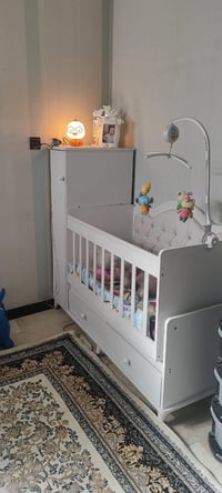 سرير طفل للبيع مع كنتور نضيف جدا غير مستعمله قياس السرير من الداخل 60*...