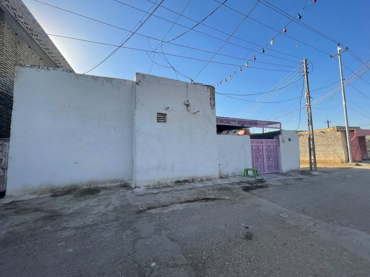 بيت للبيع ركن مساحة 200منطقة سليم على الشط تبليط ب باب متوفر كافة الخدمات ماء وكهرباء وتبليط بيت مجهز وكامل غرفتين وصالة وديوانية ومطبخ وصيحات وكراج سيارة  السعر 38 وبي مجال ***********
