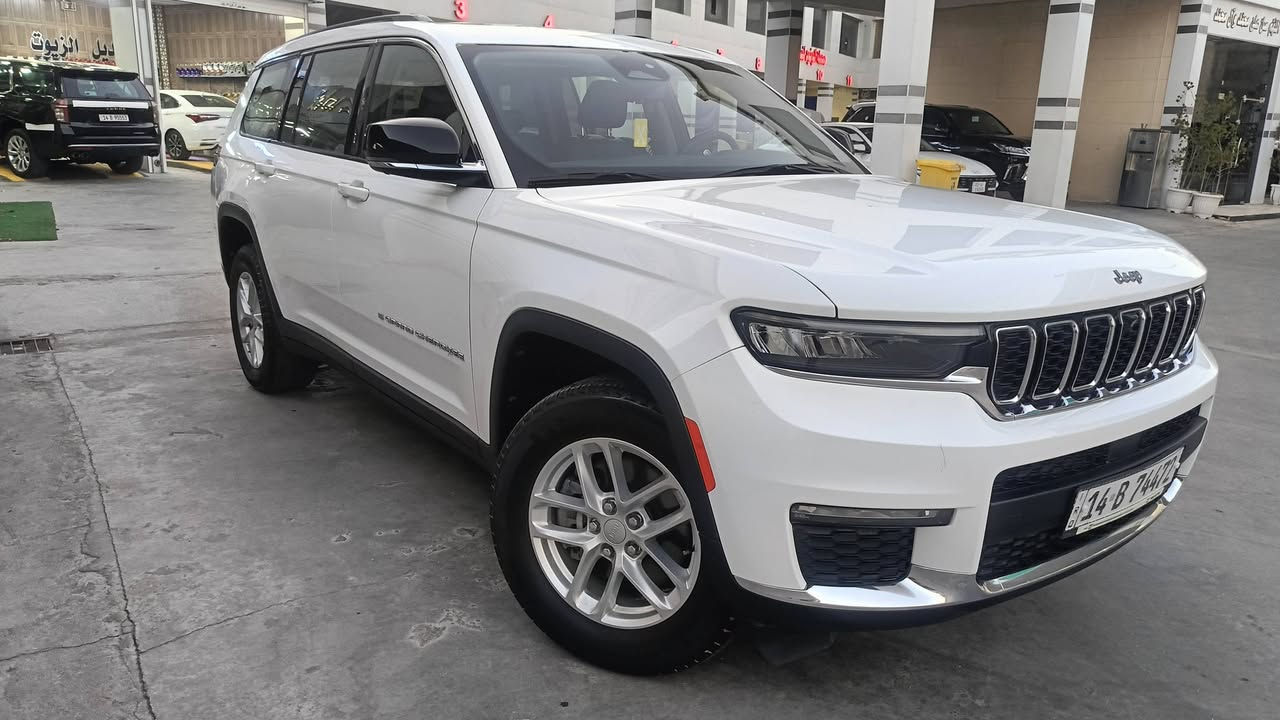 الإعلان) 🌟
جيب كراند شيروكي L ليميتد 2023 (وارد أمريكي رقم بصرة بأسمي.  السعر مناسب ومنطقي وغير مبالغ به  المشتري الجاد يراسلني خاص ) - بحالة الوكالة وشبه جديدة 🇺🇸
​لكل باحث عن الفخامة، المتانة، وراحة البال.. نعرض لكم سيارة جيب كراند شيروكي فئة (L Limited) موديل 2023، 3 صفوف مقاعد (7 راكب)، بمواصفات عالية جداً وحالة هيكل ممتازة (بدون حوادث دعم أو اصطدام).
​🔹 حالة الهيكل والتقرير (بدون حادث):
​السيارة وارد أمريكي بتقرير سرقة فقط (Theft)، شواصي وسيرباكات سليمة 100% بحالة بلادها.
​تم تبديل (7 قطع) تشمل الأبواب والجاملغات بقطع جديدة أصلية وكالة جيب وبنفس لون السيارة (بدون صبغ تجاري).
​🔹 الممشى:
​ماشية 57 كم فقط (بحكم الجديدة تماماً).
​🔹 المواصفات والأنظمة التكنولوجية (فول ماعدا الفتحة):
​أنظمة الرؤية والأمان: كاميرات محيطية 360 درجة (أمامية، خلفية، جانبية)، حساسات أمامية وخلفية كاملة، نظام الرادار الذكي، نظام النقطة العمياء (Blind Spot)، مانع انزلاق، نظام إنذار متطور.
​الرفاهية والراحة الداخلية: كشنات جلد (متصلة) مزودة بخاصية التبريد والتدفئة، ستيرن (مقود) كهربائي مزود بخاصية التدفئة والتبريد.
​نظام التبريد: تبريد مركزي (6 قطع) مع تحكم منفصل كامل للركاب في الأمام والخلف لضمان أعلى كفاءة في الأجواء الحارة.
​الإضافات الذكية: شاحن وايرليس ذكي للهواتف، خيارات متعددة لأوضاع القيادة الذكية (حسب التضاريس)، شاشات ديجيتال متطورة، ونظام صوتي فاخر.
​السيارة جاهزة تماماً، تجميع وكالة، مواصفات عالية ومتانة تامة على الطريق بدون أي نقص أو عيوب خفية.
​📍 الموقع: [ البصرة الزبير ]
📞 للتواصل والاستفسار أو السعر: [***********]
