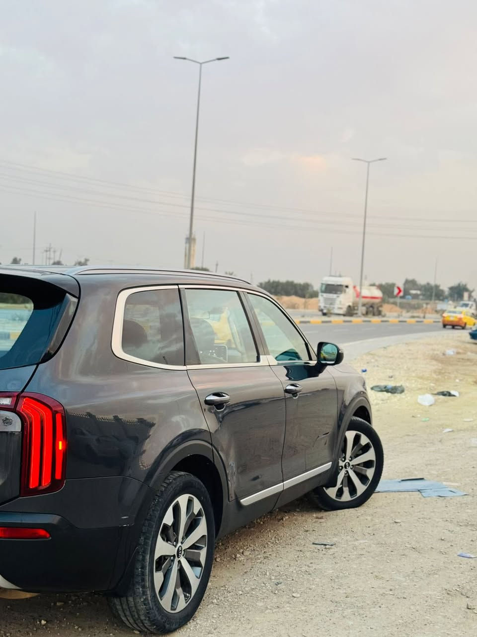 السلام عليكم للبيع كيا تلورايد 2020 لون فيلي رقم بغداد أمريكي مكينة 6 سلندر
حادث السيارة كما موضح بالصور وبيها سونار فحص  بدون ايرباك  (بيها صبغ قبق جنطه) ليبل واحد 
مواصفات السيارة فول بصمة فتحة كشنات جلد كهرباء تدفئة تبريد 7
راكب 3 قطع تبريد مري شفط ترحيب باليدات مال بوب كامرة خلفيا رادار امامي وخلفي توقف ذاتي تحديد مسار حساسات امامية خلفي مانع انزلاق سايد بريك بصمة مانع انحدار سيارة فول مواصفات
(ماشيه 63 الف فقط)
مكان السيارة بغداد البلديات 
السعر 226 وبيها مجال
رقم الهاتف***********
