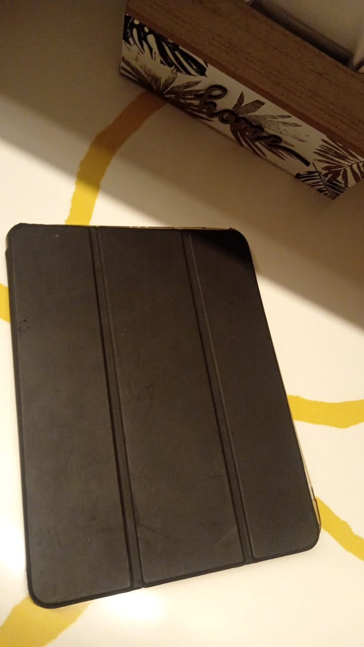 ايباد ابل جيل 10 ذاكره 256  وكالة ماستر استعمال سنه ويه الباكيت مالته والشاحنه الاصليه  مكاني بغداد سعر 500 الف  رقمي ***********
