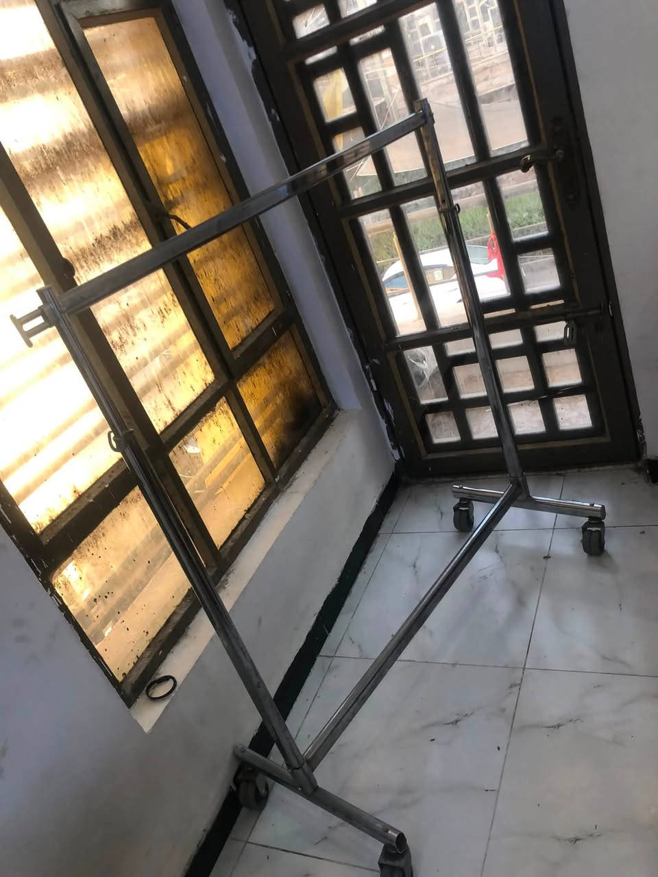 ستاند عرض مترة ونص ينفتح طول مترين اكو تاير واحد واكو تايرين عندي هواي شكد ما تريد تفصال تركي ماموجود منة بسوك للستفسار خابرني او راسلني وتساب ***********
