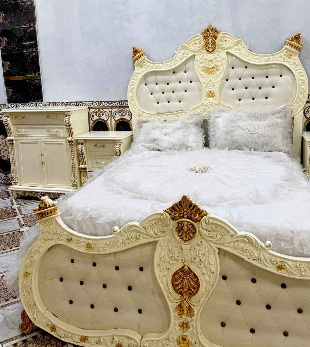 يعلن معمل ومعرض الجشعمي 
عن #عروض وتخفيضات ع اسعار غرف النوم 🤩🤩
نقدم ارقه واجمل موديلات غرف النوم 🥰🥰
المنشور يحتوي ع اكثر من ١٥ موديل غرفه نوم 
ادخل ع الصفحه وشوفه الموديلات التعجبك واحنه بل الخدمه
الاسعار حسب الموديل وحسب لون الصبغ 
غرف زان مسرح #  # غرفه توج #غرف ديوان
نشتغل حسب طلب الزبون 
نجارة الجشعمي متخصصه في صناعه الاثاث العراقي 
غرف نوم # بوفيات # جرابي اطفال # كناتير مفرده 
العنوان #الرمادي التأميم شارع 
المشاتل قرب ركن المدينه   
للاستفسار *********** واتساب الرمادي, الأنبار
