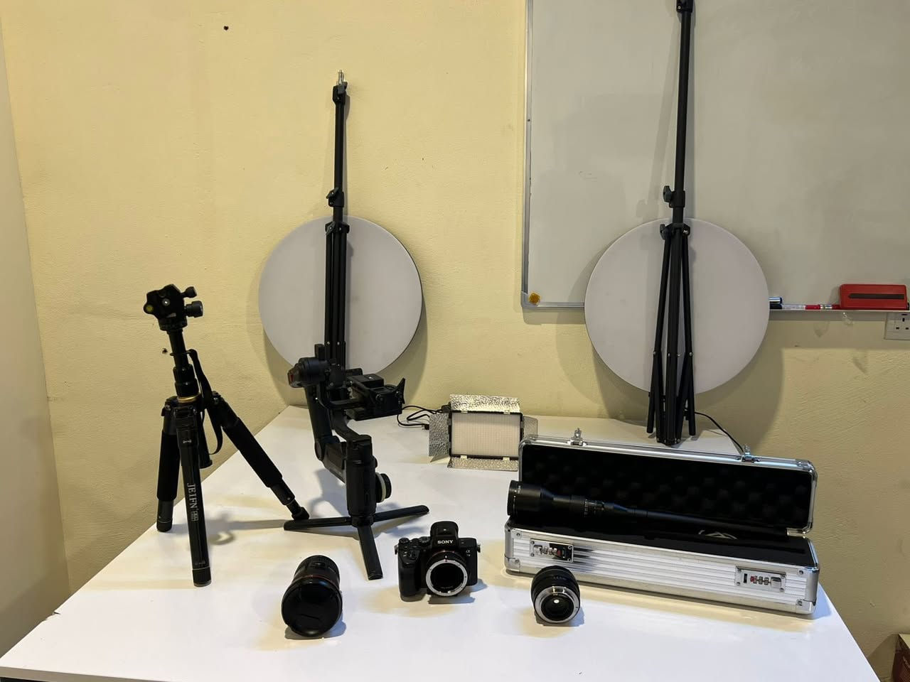 المواد كلها للبيع مع بعض كلها ، كاميرا sony a3. وعدسات اثنين و عدسة لاوا خاصة ( اللي ما يعرف عدسة لاوا خل يشوفه باليوتيوب لو سمحتم ) مع القاعدة وستاندات و لايتات كلها مع بعض

السعر ٣٥٠٠ دولار وبيها مجال بسيط

المواد في اربيل 

***********
واتساب متوفر
