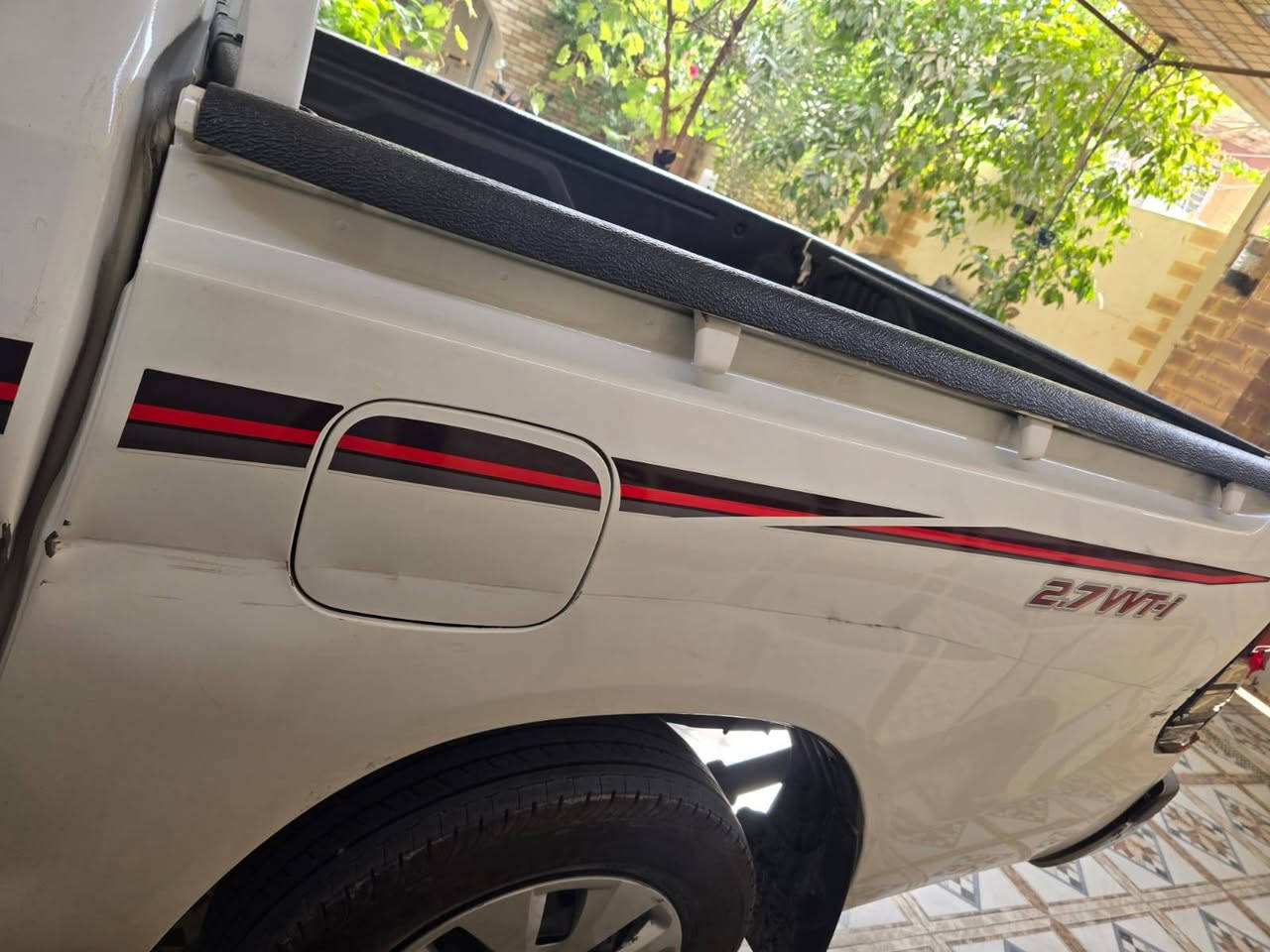 السلام عليكم 
هايلوكس 2025 كير عادي 
ماشيه 4 الاف فقط بعدها بداخل الضمان 
رقم كربلاء ب اسمي 
مكان السياره كربلاء 
بيها هاي الضربه تباع على وضعها 
السعر(( ٢٣٥ ))
ما اتعامل بالتلفون تعال شوفها وبيك خير ودلل 
اتصال 
***********
