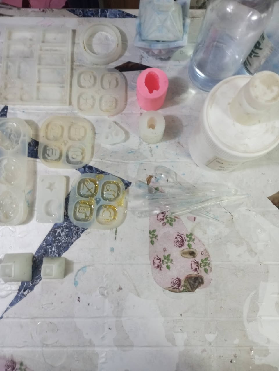 قوالب ابراج عدد ٥
قوالب اكسسوارات ٣
قالب بومه ميداليه عدد١
قوالب بومه تحفيه عدد ١ 
قوالب طير عدد ٢
قالب دب عدد ١
قوالب اهرامات عدد ٢
قالب سبحه عدد ١
قالب شكر دان عدد ١
عليه سلكون عدد ١
ربع بطل ريزن
ربع بطل مثبت
المهتم والي يريدهن يراسلني خاص


**إذا كنت صاحب هذا الإعلان وتريد حذفه لأي سبب، رجاءا أرسل رسالة إلى الدعم الفني**