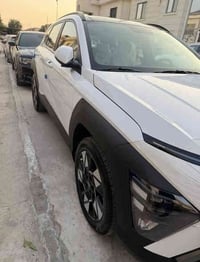 للبيع فقط هيونداي كونا 2024 خليجيه المسافه المقطوعه 19km الف فول مواصف...