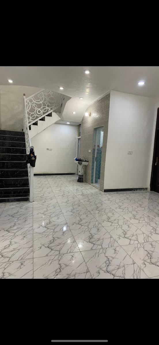 بيت طابقين كامل في الكوت الجديده نهايه شارع الاقواس خلف مجمع القضاة
وبناء جديد2021 
مساحه 200 متر
استقبال ومطبخ وصاله وصحيات وغرفتين نوم
والطابق الثاني معزول عن الاول بي سويتات اثنين معزولات كل واحد بي غرفه نوم ومطبخ وصحيات
للاستفسار الاتصال ع الرقم
***********
او ع الخاص
