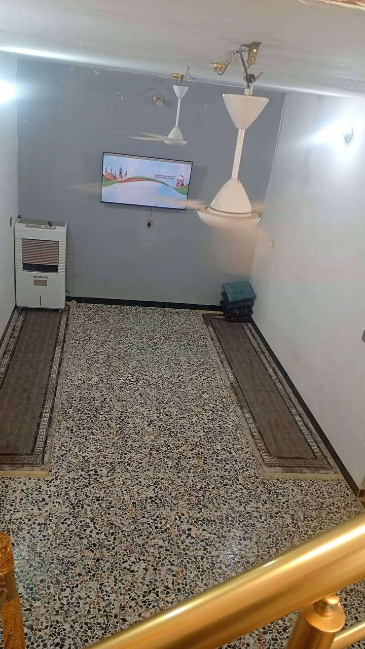 بسم الله عليه توكلت
دار للبيع ١٠٠م طابو زراعي بناء بلوك
يحتوي غرفه وصاله ومطبخ وستقبال وصحيات
بناء مرتب وعالي عن الشارع
طبر فرعون قريب جدا للشارع العام
تفاصيل أكثر خاص وبخدمتكم
***********
