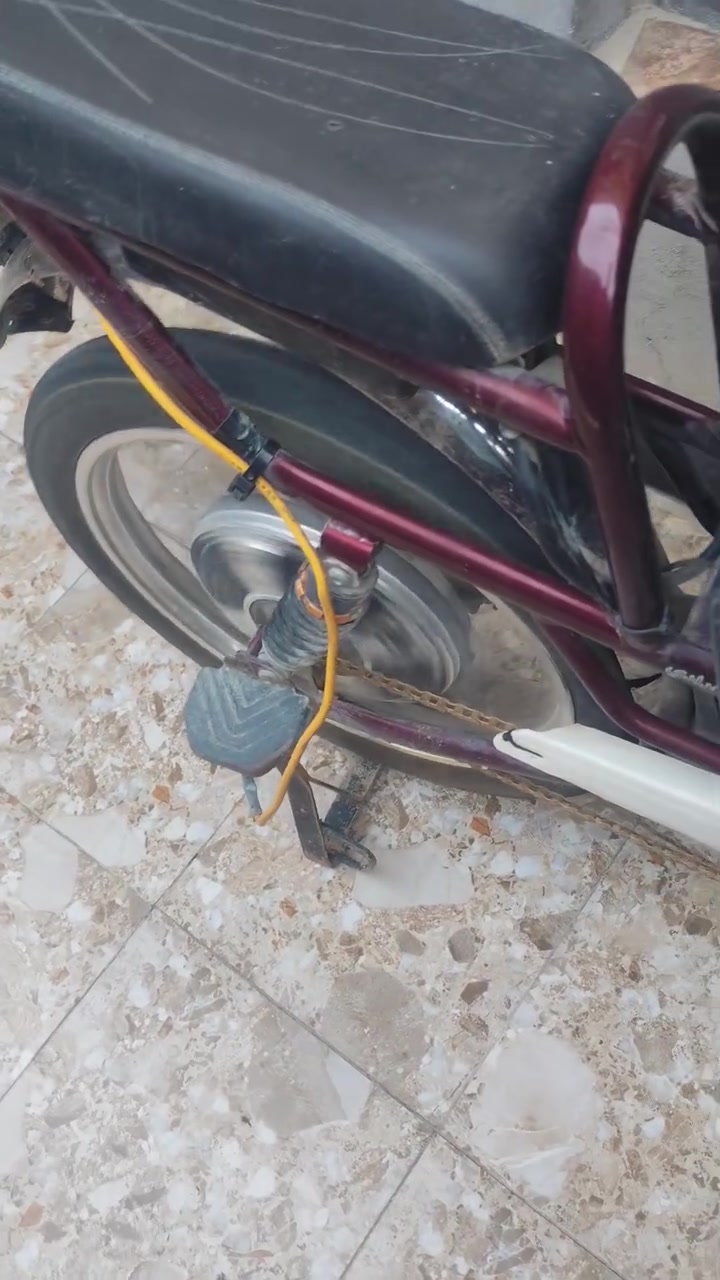 دراجة شحن 4 باتريات شغالة كلشي كامل بيها عداى باتريات تعبانه نسختين سويج بيها للبيع السعر 175 بيها مجال
رقم ***********

مكان بغداد الدورة
