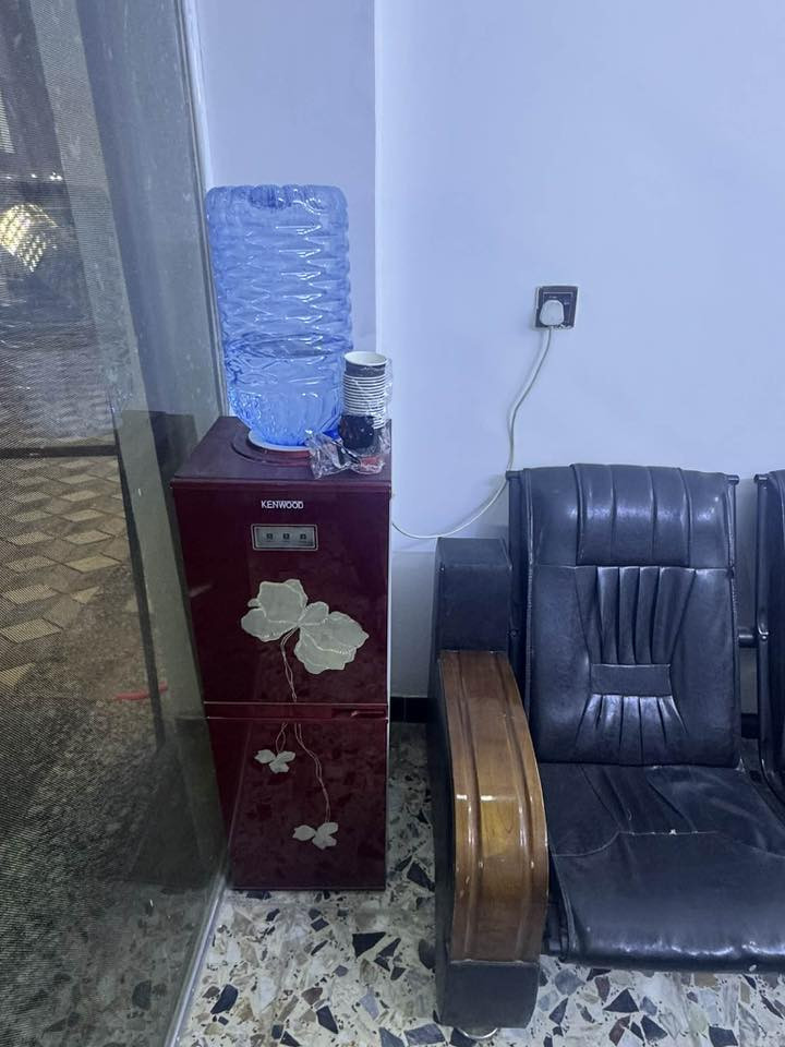 سلام عليكم غراض عياده للبيع استعمال شهر واحد 
-ميز مكتبي +4 كراسي 
-سديه تتحمل وزن ١٨٠
-ترولي بلاستك ٣ طوابق حجم كبير 
-حماله مغذي 
-تخم ابو نفرين جلد 
-براد ماء 
-قاطع خشب 
-مغسله 
-جهاز تبخير 
ابيع كامله  650 وبيها مجال 
مكاني بغداد البنوك
***********
