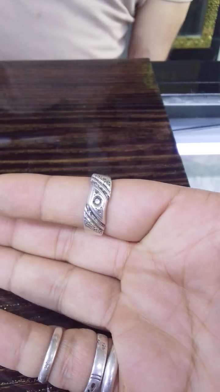 خاتم الماس بلجيكي حر يحتوي على ماسه كبيره و10 ماسات صغيره للبيع مكاني بغداد بياع لا يوجد توصيل أي استفسار عن الخاتم والسعر اتفضل خاص


**إذا كنت صاحب هذا الإعلان وتريد حذفه لأي سبب، رجاءا أرسل رسالة إلى الدعم الفني**