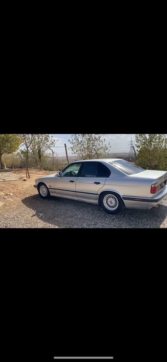 سەرەتا بەناوی خوا سلاو هاو رێیان ئەم bmwهەیە بۆ فرۆشتن مۆدێل 1993 
ئارم بووه به لام ئارمه كه ي بزربومه به حولج ده ي فروشم كه فيليمالي مه ده ني 
هاته ٦٠سال تر
مەکینە 520کەپسە گێر عادیە دوجام کارەبا پێش پانە لایت ئەلقەیە چوار تایەو ویل لۆکم بۆ بەستوە گێرو مەکینە بەشرت سەرف دوکەڵ بوخار نیە بەشەرت ١٠٠٠فیتەر بيليدارم سه ياوه كه مه سروفي زوري تياكراوه هه ر عه يبي كو سه ت دوولار بشكينه بو  زايناري زياتر ژما***********
***********
