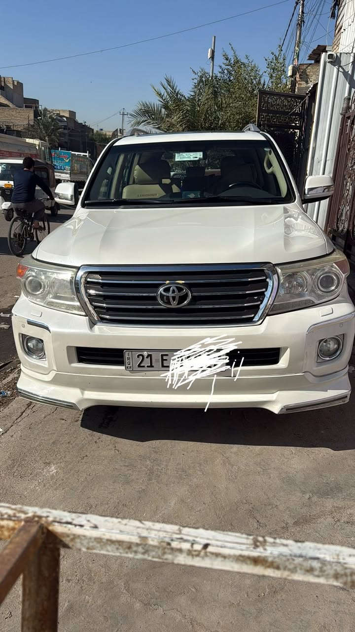 سلام عليكم سياره لاندكروز مديل 2012 اسمي شخصيا مكفوله من صبغ و تبديل. فقط بيه بارد قطع صغار مثل ما بين بل صوره موضفات لاندكروز كامله 
سعر 34 الف دولار 
***********
***********
