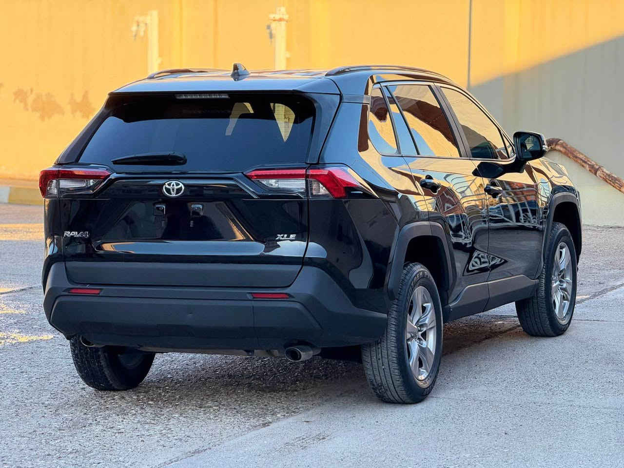 السلام عليكم 
 رافور موديل : 2023
سعر : 185 
اللون :اسود 
حجم المحرك : 2.5L (4.سلندر)
 ملاحظة السيارة : چاملغ و شبر بنيد  صبغ

يرباك فقط  ستيرن طاگ مرجع بيلادي 

المواصفات : XLE
بصمة 
شغال
كاميرا خلفي
هاند بريك بصمة
اوتو هولد : 𝐀𝐔𝐓𝐎 𝐇𝐎𝐋𝐃 
اوتو ستارات : 𝐀𝐔𝐓𝐎 𝐒𝐓𝐀𝐑𝐓
اوتو ستوب : 𝐀𝐔𝐓𝐎  𝐒𝐓𝐎𝐏
رادار امامي (تحديد مسار)
رادار جانبي  (نقاط عمياء)
رادار خلفي (التحذير من الاصطدام)
حساسات امامي
حساسات خلفی
نظام : 𝐄𝐂𝐎
نظام : 𝐍𝐎𝐑𝐌𝐀𝐋
نظام : 𝐒𝐏𝐎𝐑𝐓
كشنات كهربائي
تحكمات استيرن
تبريد لمس 
تبريد مركزي 
لايتات (𝐋𝐄𝐃) ليد زينون بيلادي
بكلايتات 𝐋𝐄𝐃 ليد بيلادي
ويل كروم 

بعد هواية مواصفات…

‏‎تفاصيل اكثر الاتصال علی ارقام التاليه 
***********
‏ WhatsApp - Vibir‏‎‏‎‏
☎️ [hidden information]

عنوان📍عقره 
‏ اكر, نينوى
