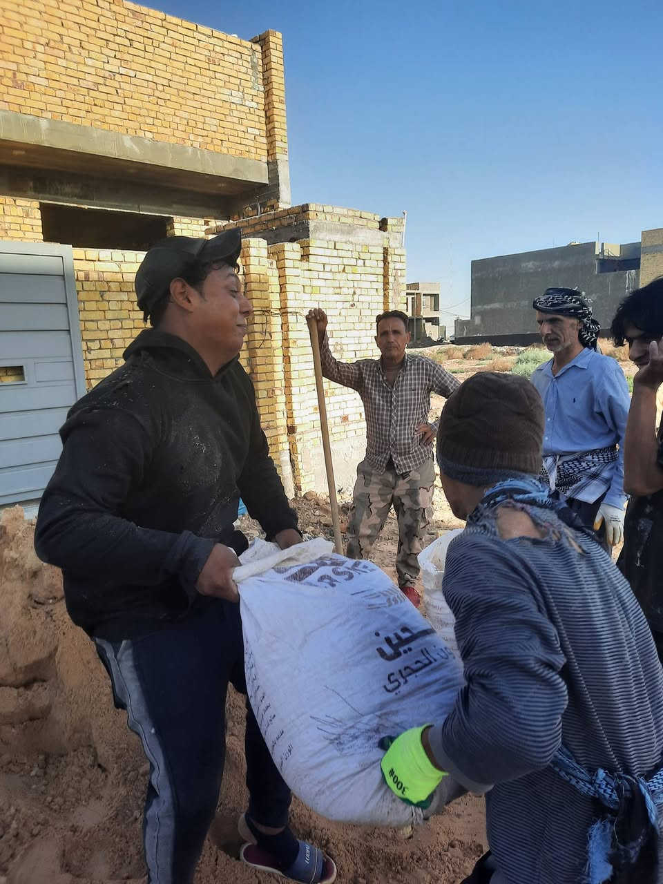 السلام عليكم عمال تصعيد مواد بناء رمل كاشي سمنت تكشير تفليش صب اي شي  ***********
