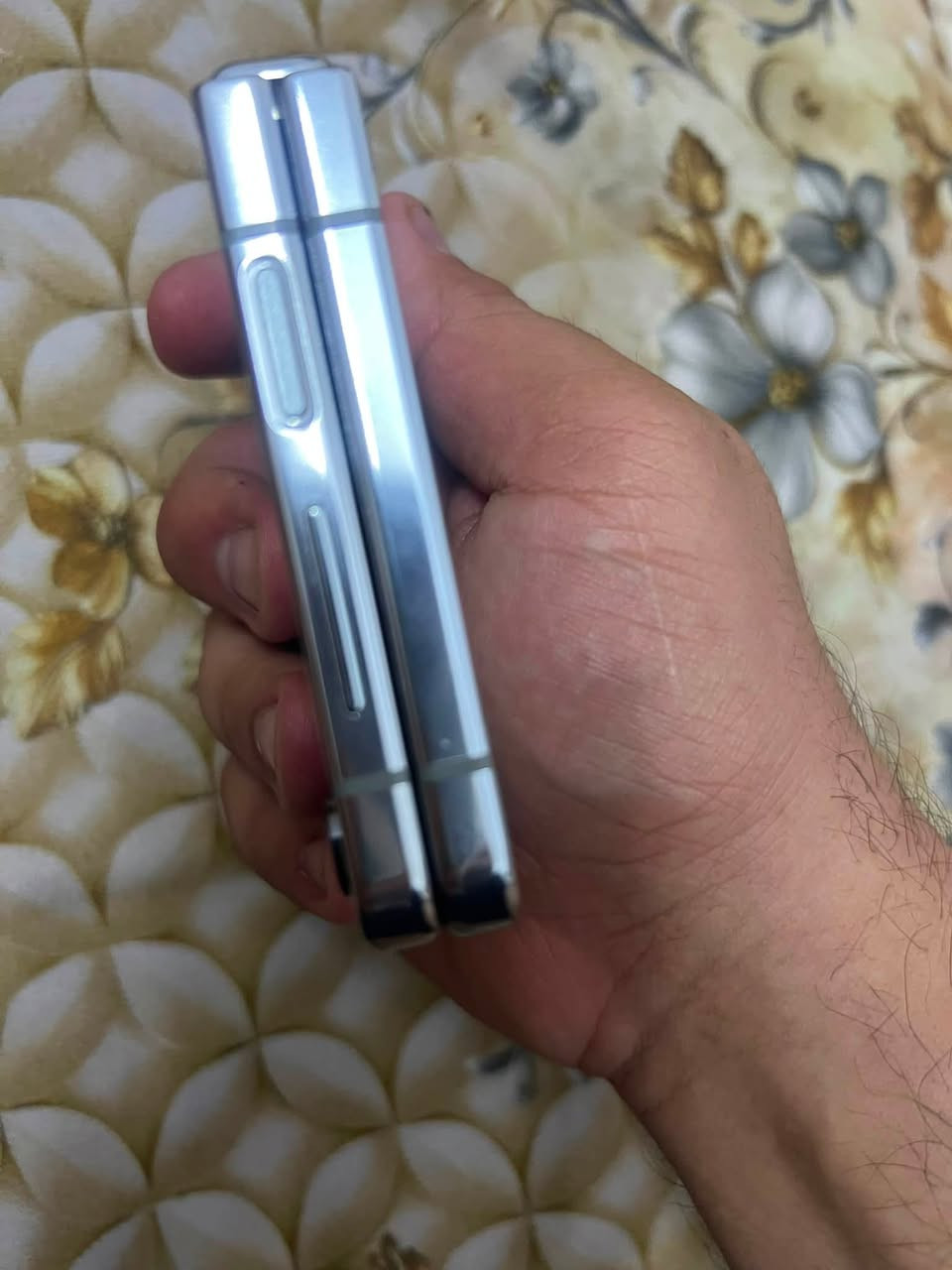 سامسونج z فليب 5 مستعجل ع بيعته 

ذاكرته ٢٥٦ 

كلش نظيف 

عربي رسمي مكفول حتى من الشخط 

مكاني بغداد البياع 

الاتصال ***********
