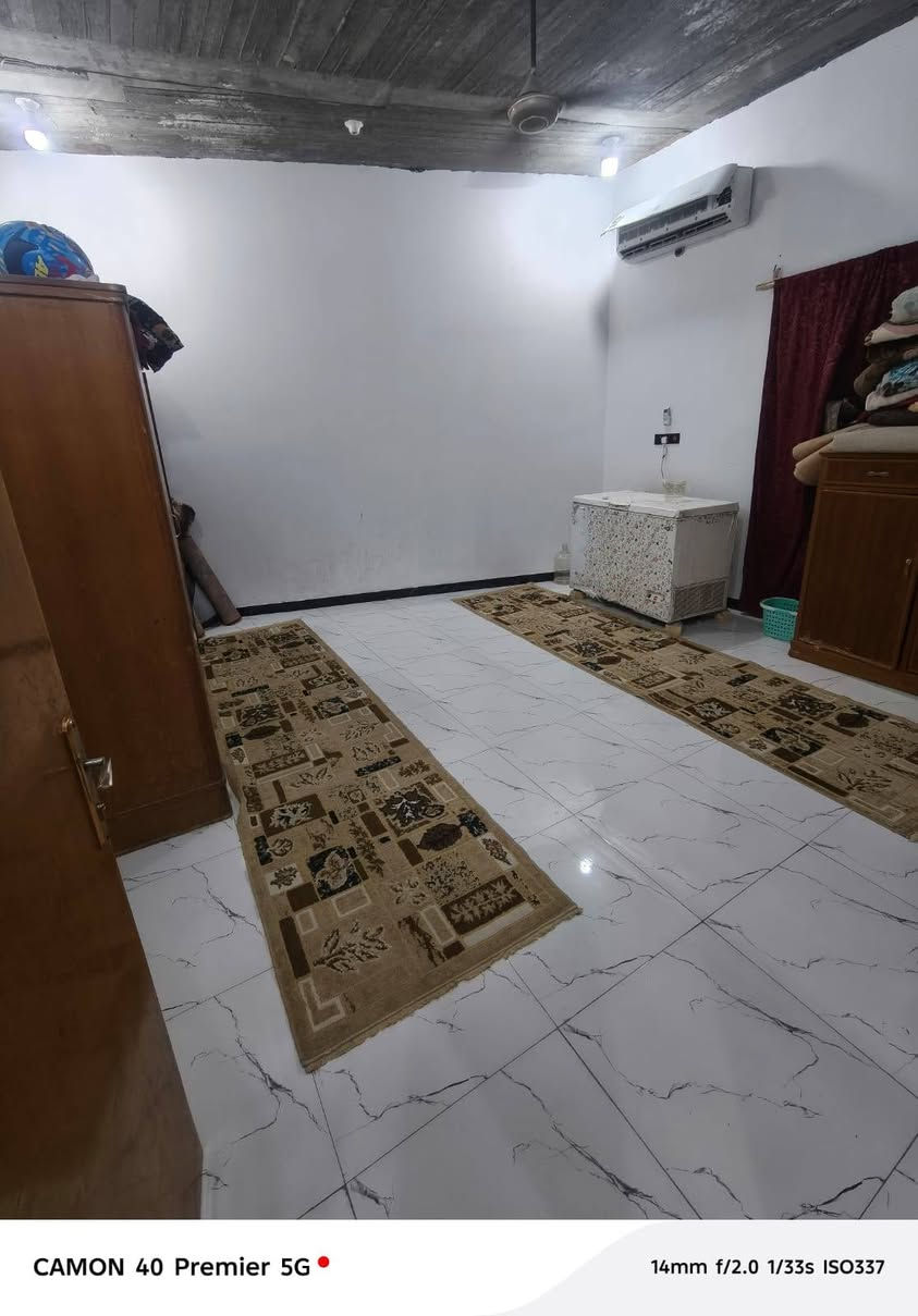للبيع بيت عنوان سوق الشيوخ  سماعيليه ٢ حي الحكيم قرب حسينية سيد جاسم  المساحه 200متر بناء طابوك السقف كونكريت مسلح 2غرفه صاله مطبخ سيراميك ديوانيه الارضيه سيراميك وطارمه وصحيات داخليه وخارجي السعر الشراي يقيم ويدلل  سيراميك استفسار واتساب فقط  ***********
