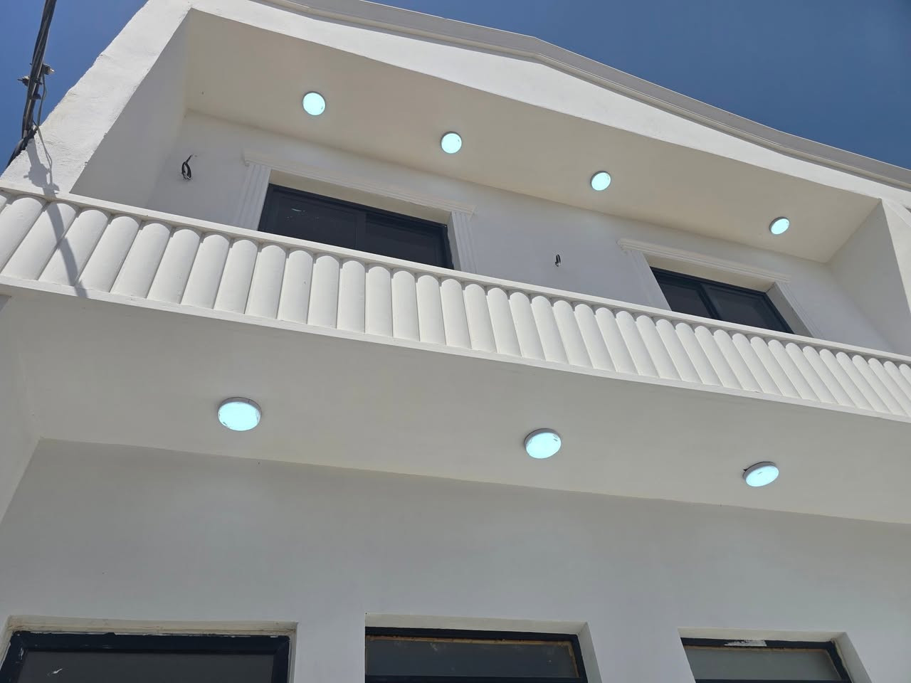 دار سكن طابقين كونكريت للبيـــــــع 
ام الخيل خلف السكه ( طابو زراعي سند 25)
_________________________
المساحه / 133 متر 
الواجهه / 8 متر 
السعر مناسب جدا اتصل وتدلل 
________________________/
3 غرف نوم / صالات عدد 2 / استقبال / مطبخ/ مجموعتين صحيه/ طارمه 
******************************
للأستفســار/ مراجعـــــة مكتـــب النخبه للعقار والمقاولات العامه الكائــن حي العروبه شارع المتحف مقابل ايسي كريم الإيطالي او الاتصال على الأرقام التاليه 
***********
***********
