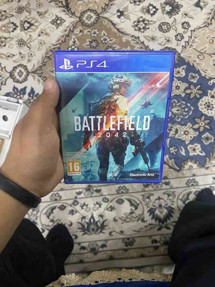 بلي فور نضيف كلشي شغال ويا يده وحده و قرص BATTEFIELDالسعر 300الف وبي مجال العنوان بغداد الرقم *********** او راسلني خاص
