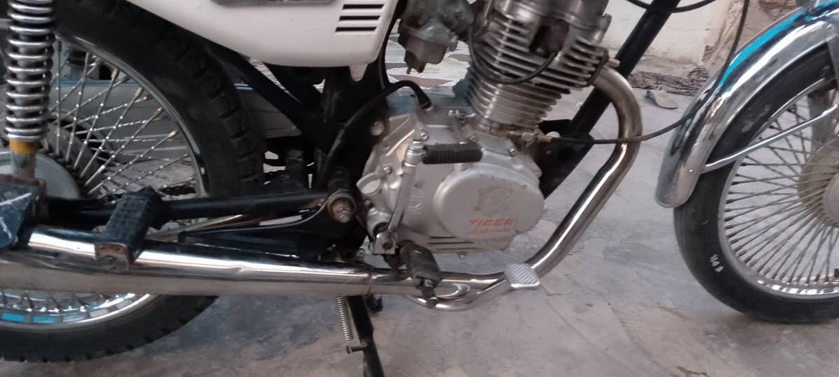 السلام عليكم تايكر موديل 2020محرك خير من الله دراجه نكره محرك ناعم عوزه ضفيره وباتري فقط دراجه كلك اوراق  ضايعه العنوان واسط قضاء العزيزية السعر 275بيه مجال رقم ***********
