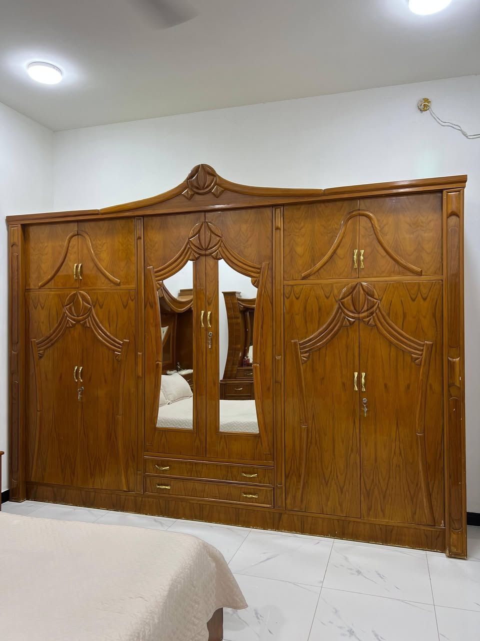 السلام عليكم
غرفه نوم للبيع ٥ قطع ووياهه زاويه 
نجاره. عراقيه ثقيله زلغ مابيهه تجي وتشوف بعينك 
السعر مليونين وبيهه مجال للشراي المكان البصره 
للاستفسار ***********
